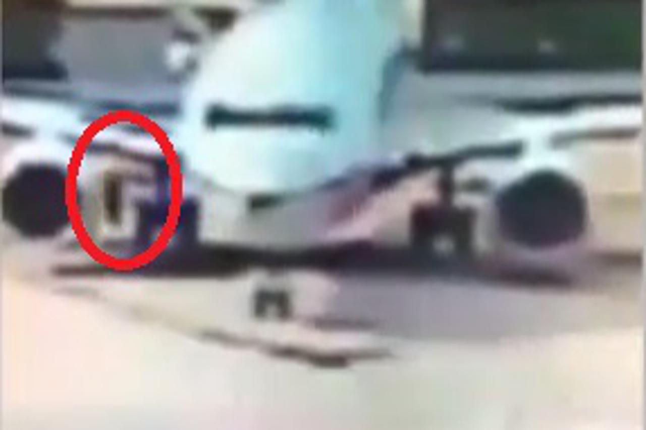 žena iskočila iz aviona