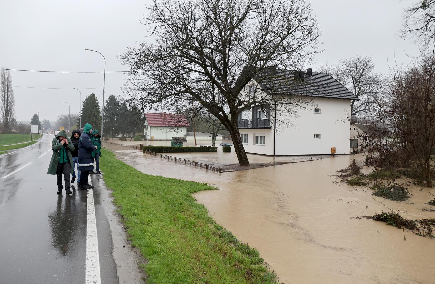 Iako su vatrogasci i civilna zaštita u pripravnosti, prognoze najavljuju nastavak padalina, što izaziva dodatnu zabrinutost među mještanima. Za sada se ulažu svi napori u sprječavanje većih šteta, a svim sugrađanima savjetuje se oprez i prijava u slučaju potrebe za pomoći.