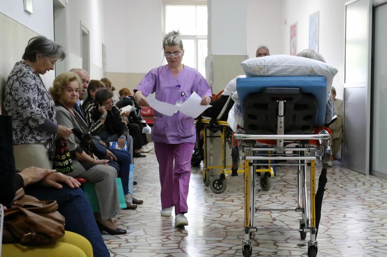 Pacijent je oštećen. Pola svog života provede u zdravstvenom sustavu: čekaonice, administracija,  naručivanja, dijagnostički testovi, putovanja na pretrage, fizikalna terapija, pretraživanje na internetu