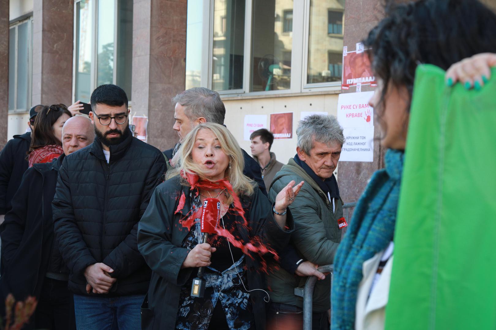 Ispred Skupštine, piše dalje Nova.rs aktivisti su zarobili vozilo Hitne pomoći zbog toga što je, kako navode, u pitanju "batinaš, pripadnik privatnog osiguranja" koji je napadao građane