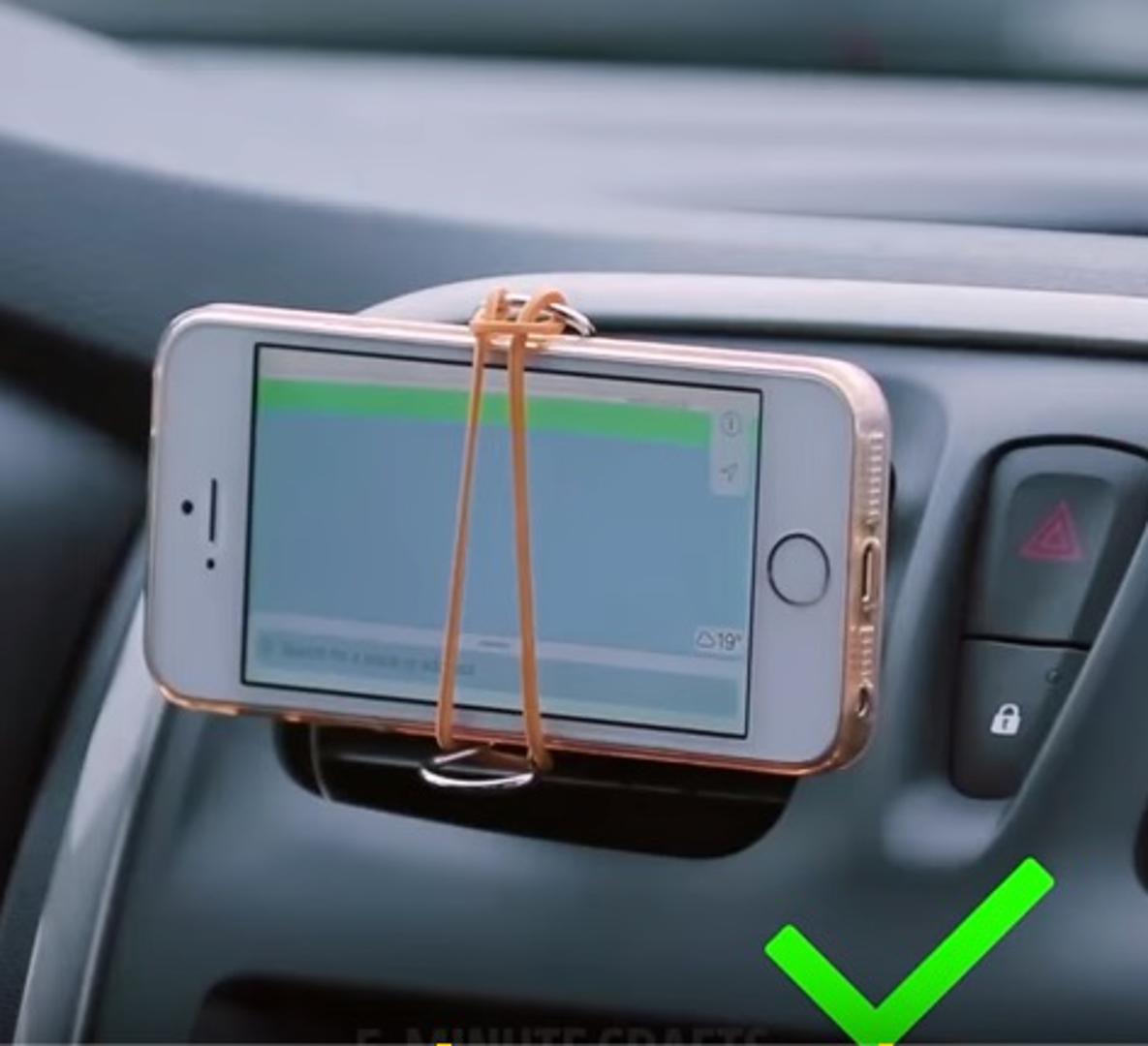 Jednostavno možete i sami napraviti držač mobitela za automobil. Potrebna vam je plastična kvačica za papir s kojom "stisnete" na plastiku automobila kako je prikazano na fotografiji, a preko drški kvačice stavite gumicu koja će pridržavati mobitel. 