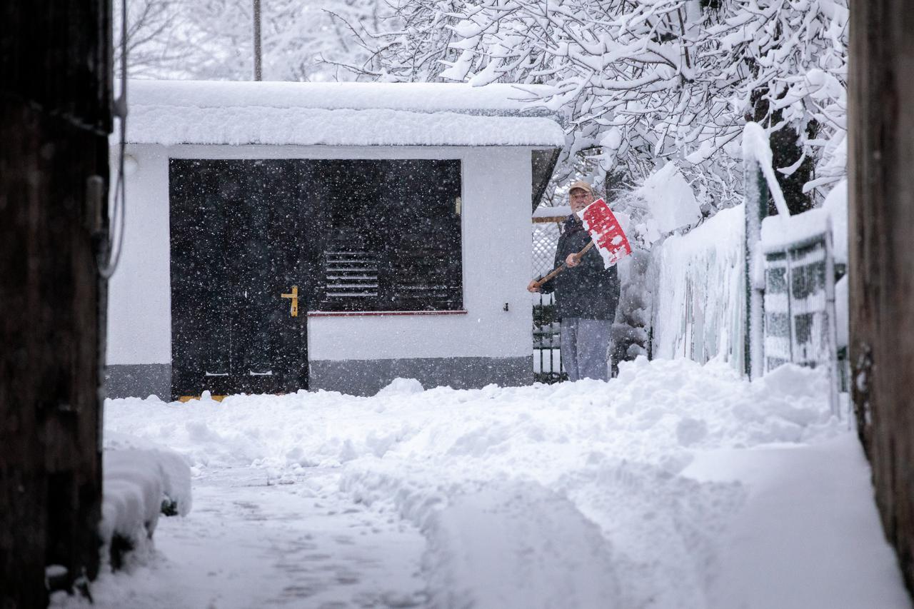 Prvi ovogodišji snijeg zabijelio je Gorski Kotar