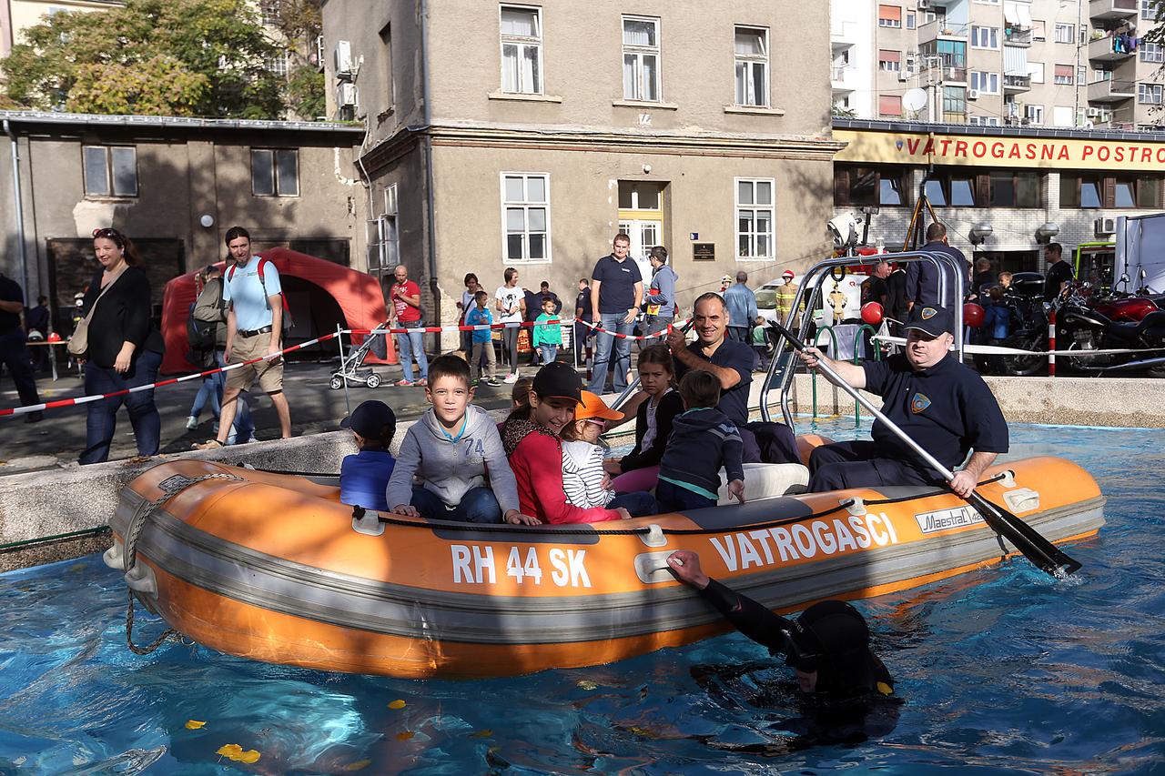 Dan otvorenih vrata na kojem su vatrogasci izvodili pokazne vjezbe i druzili se s gradjanima.