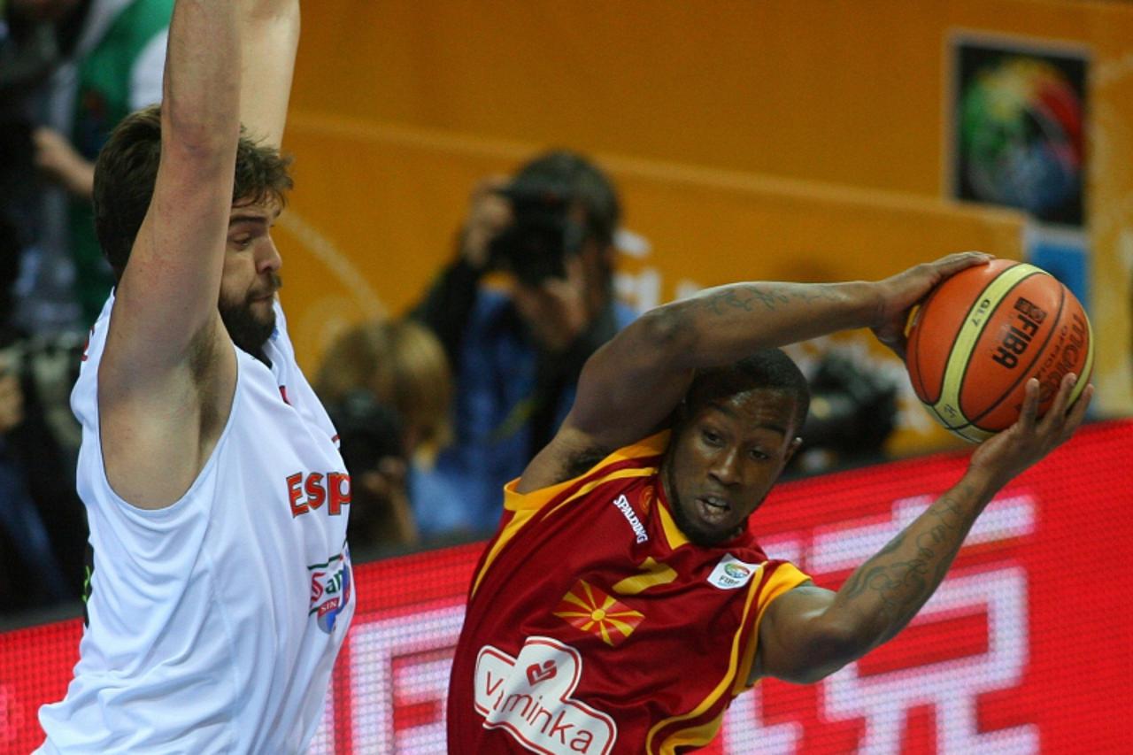 'Spain\'s Marc Gasol (L) vies with ball Macedonia\'s Bo Mccalebb during the EuroBasket 2011 semi-final round match between Spain and Macedonia, in Kaunas, on September 16, 2011.  AFP PHOTO / PETRAS MA