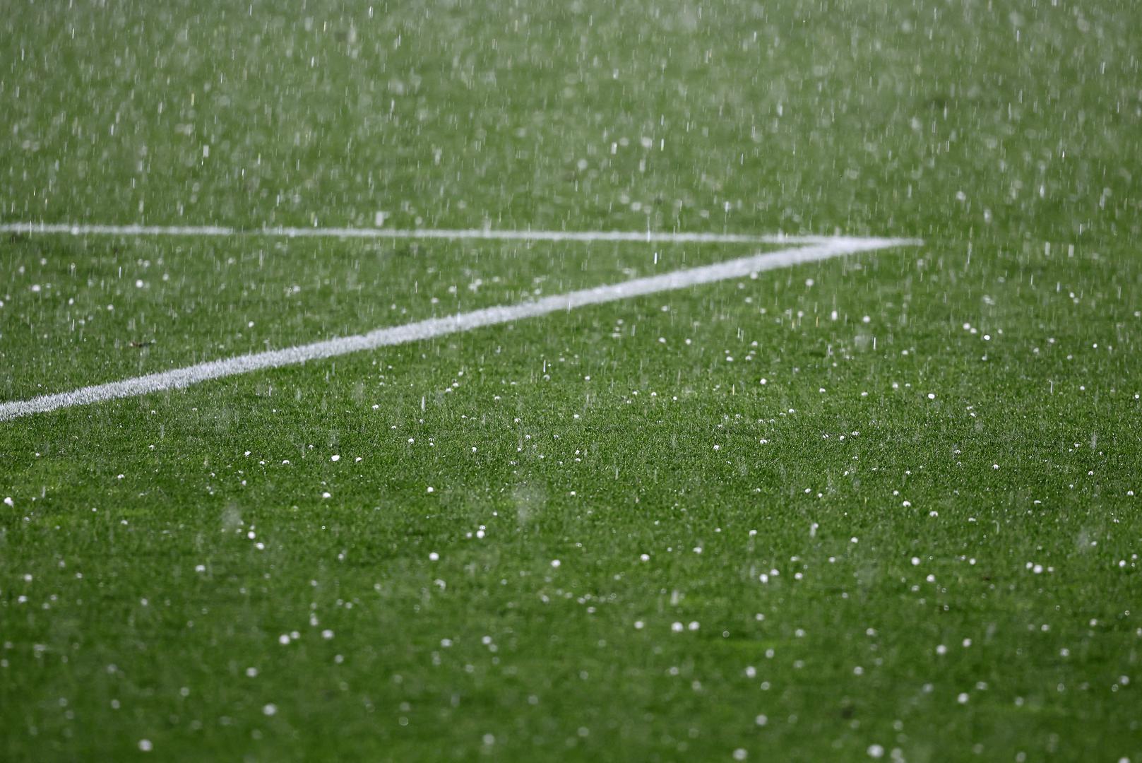 Nekoliko minuta su igrači stajali uz aut-crtu, a onda ih je Oliver poslao u svlačionice.