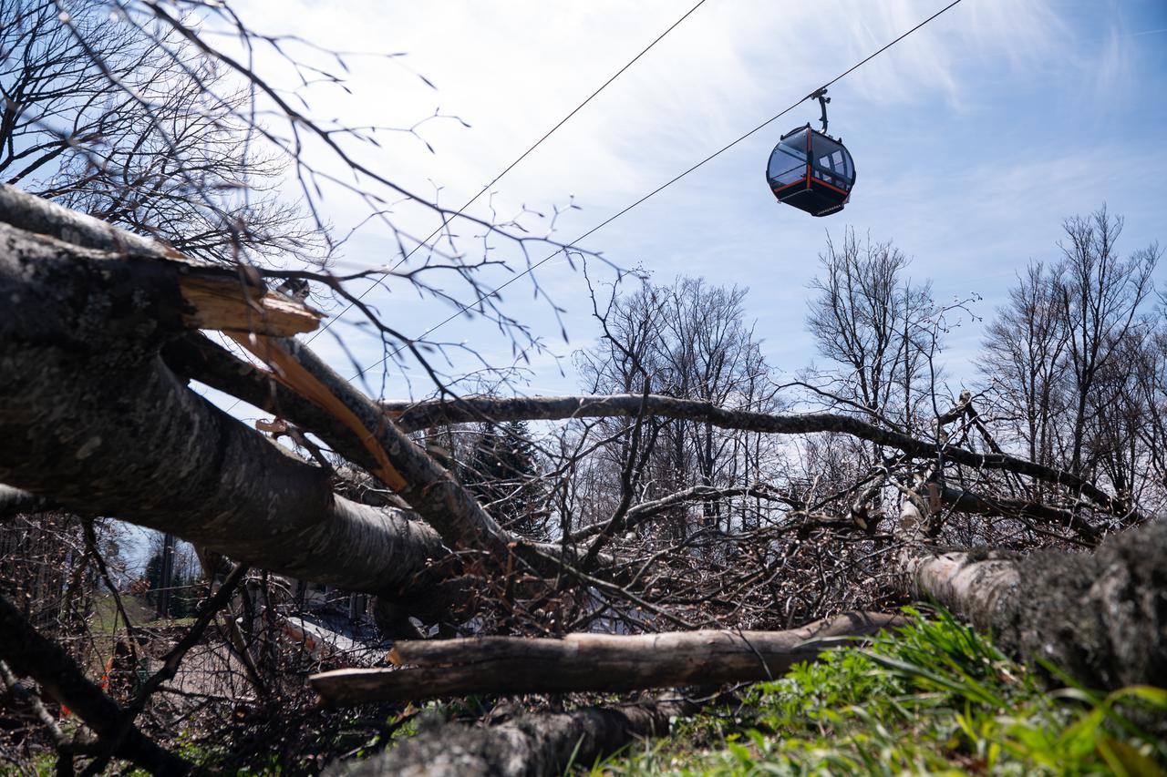 Pogled na Medvednicu iz žičare nakon oluje koja je uništila dio šume