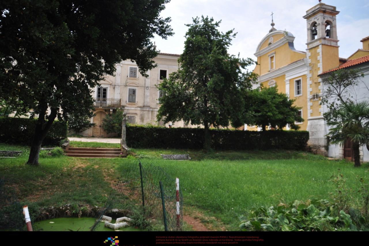 '30.07.2011., Porec - Posebna vatikanska komisija, u kojoj je bio i kardinal Bozanic, ponistila je odluku hrvatskog suda, na temelju kojeg je samostan Dajla i zemljiste pokraj Novigrada vraceno zupi D