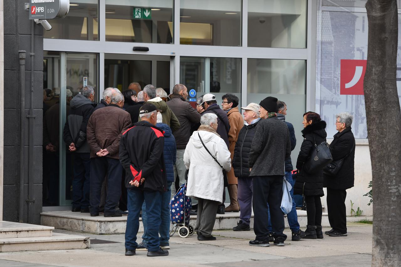 Šibenik: Gužve ispred banaka za podizanje mirovina
