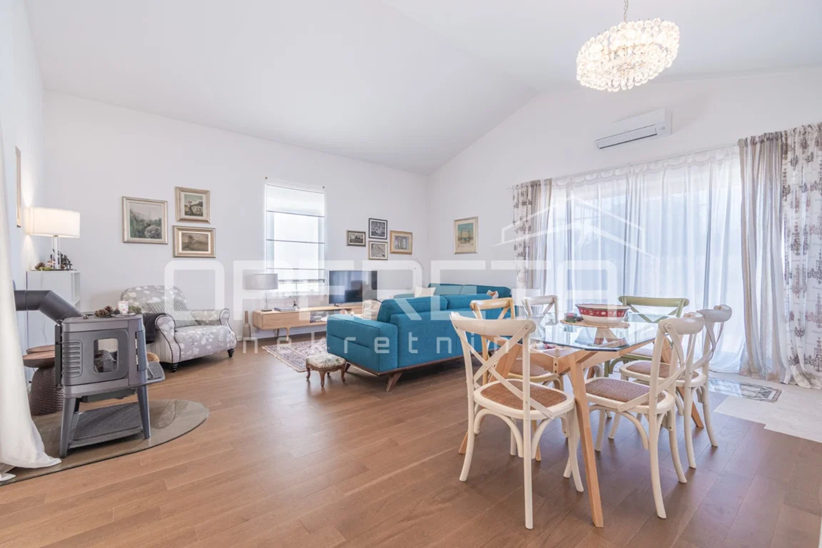 S vanjske strane kuće nalaze se spremište i mala ostava, praktični za sve potrebe domaćinstva.