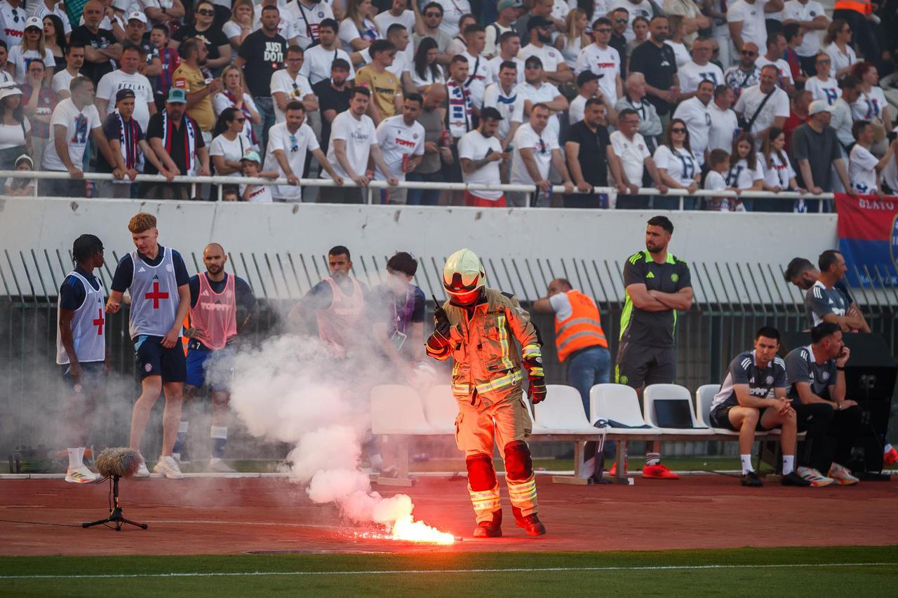 Split: Bakljada navijača na utakmici Hajduka i Dinama na Poljudu