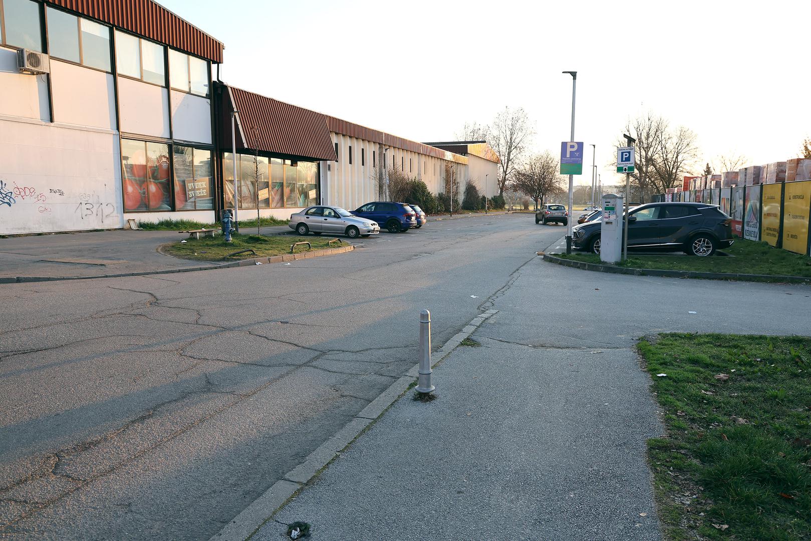 Treća kamera postavljena je na Aveniji Dubrava na križanju sa Kapućinskom i pokriva istočno i zapadno od križanja, ali može i dio Kapućinske