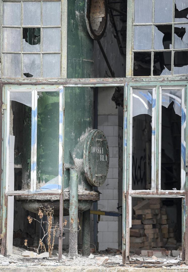 Subotić navodi kako su građani, osobito oni čiji prozori gledaju izravno na kompleks, upozorili na dugogodišnju zapuštenost prostora, prisutnost različitih nametnika te moguću opasnost za zdravlje zbog, kako se navodi, azbestnih ploča na krovištu.