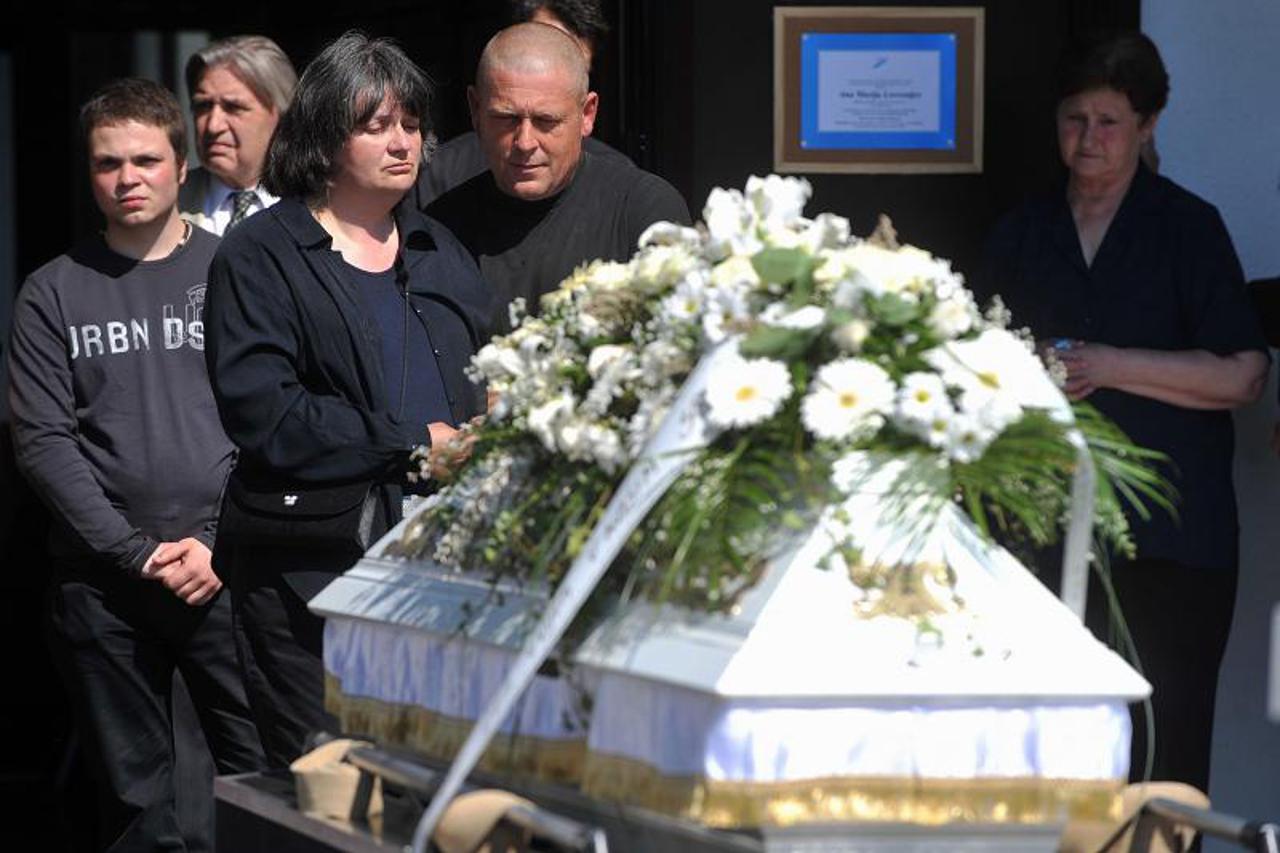 sprovod anamarije (1)