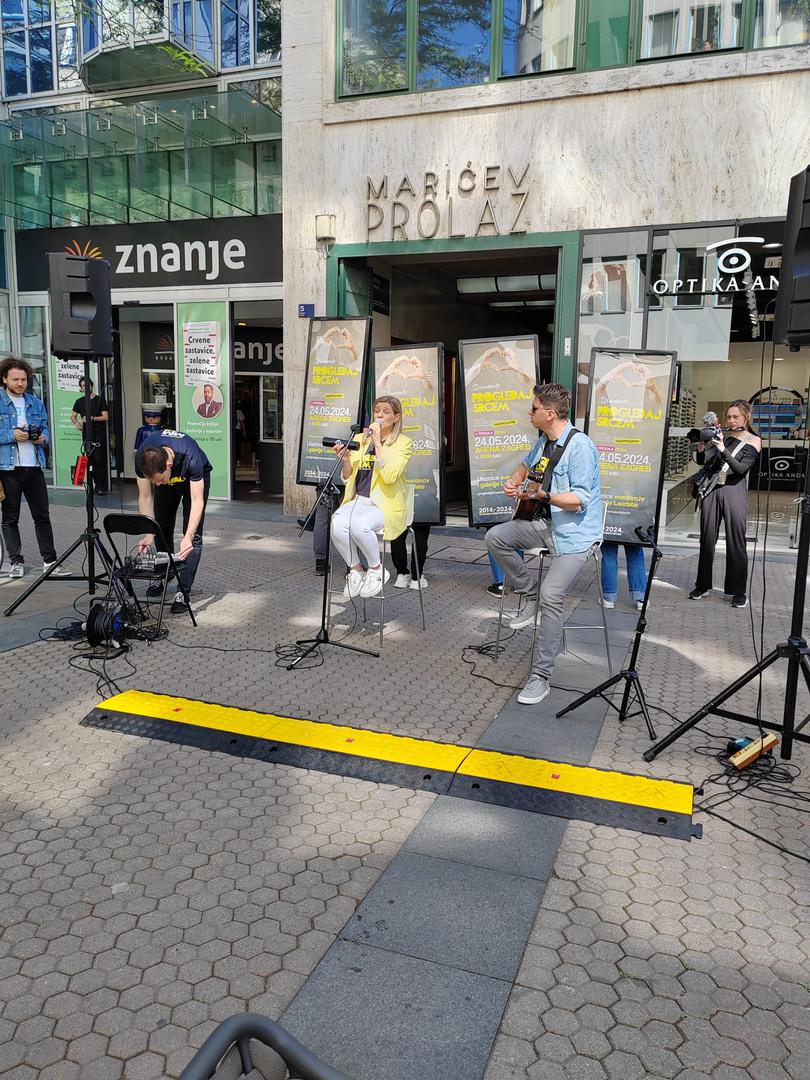 Neizmjerno me veseli sudjelovati i zapjevati na ovom glazbeno-duhovnom događaju i ove godine. Zaista su veliki plodovi i milosti proizašli iz projekta “Progledaj srcem” tijekom ovih 10 godina za tisuće ljudi koji su na koncertima sudjelovali, tako i za nas izvođače i cijelo društvo, rekao je pjevač i voditelj Rafael Dropulić Rafo.