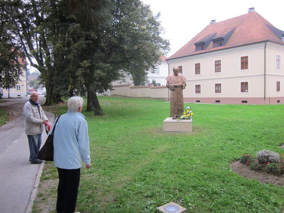 Spomenik Franji Kuhariću u Petrinji