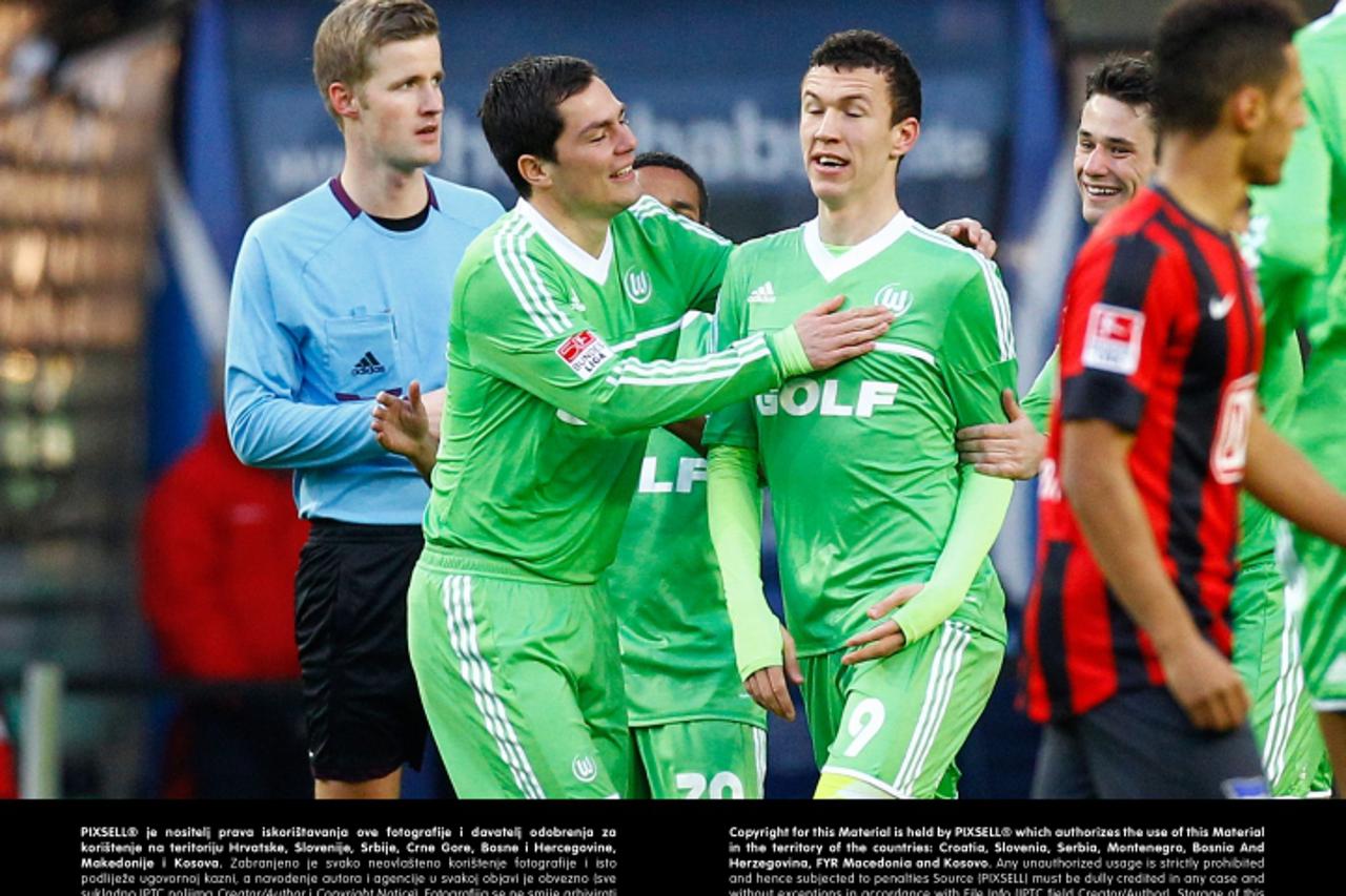'12.01.2013, Volkswagen Arena, Wolfsburg, VfL Wolfsburg vs Hertha BSC Berlin, im Bild Marcel Schaefer (4, VfL Wolfsburg) gratuliert dem Torschuetzen Ivan Perisic (9, VfL Wolfsburg) zum 1:0 fuer Wofsbu