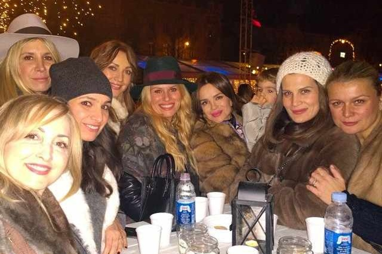 Iva Balaban s prijateljicama