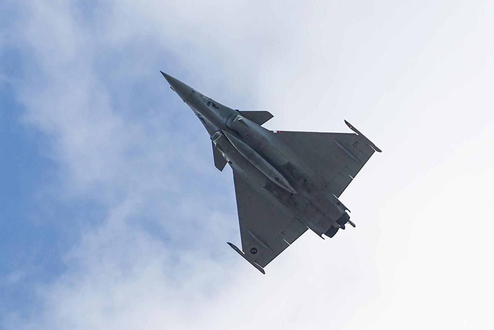 Za početak modernizacije predviđeno je 88,5 milijuna eura, bez PDV-a, a riječ je o ugradnji dodatnih sposobnosti detekcije i samozaštite aviona u standardu F-4, koje provodi proizvođač Dassault Aviation. 