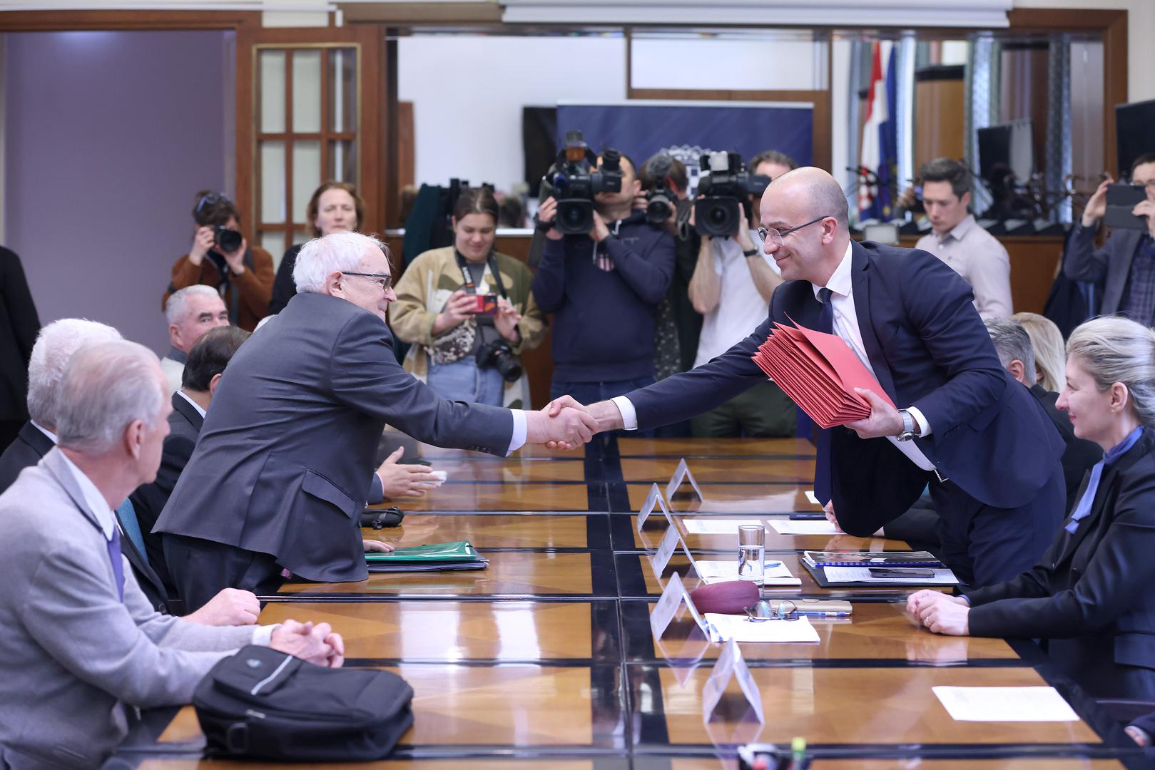 29.03.2024., Zagreb - Koalicija umirovljenickih stranka predala je danas Drzavnom izbornom povjerenstu kandidacijske liste za parlamentarne izbore 2024.. Photo: Patrik Macek/PIXSELL