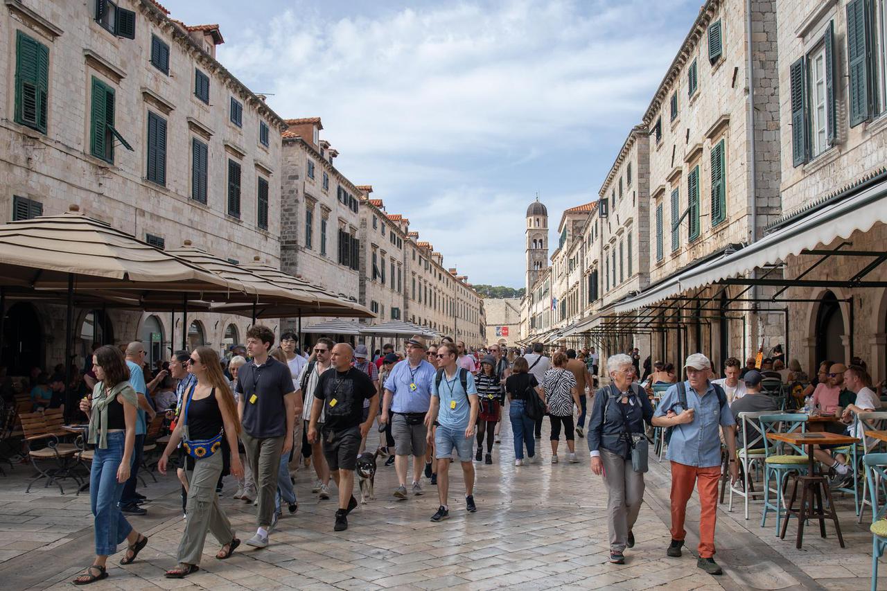 Dubrovnik: Gradska jezgra puna je turista