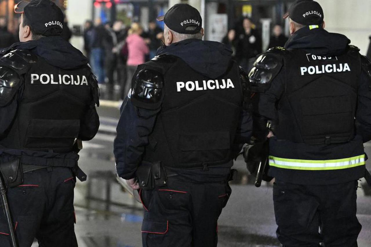 Podgorica: Policija i navijači uoči početka utakmice Crna Gora - Hrvatska