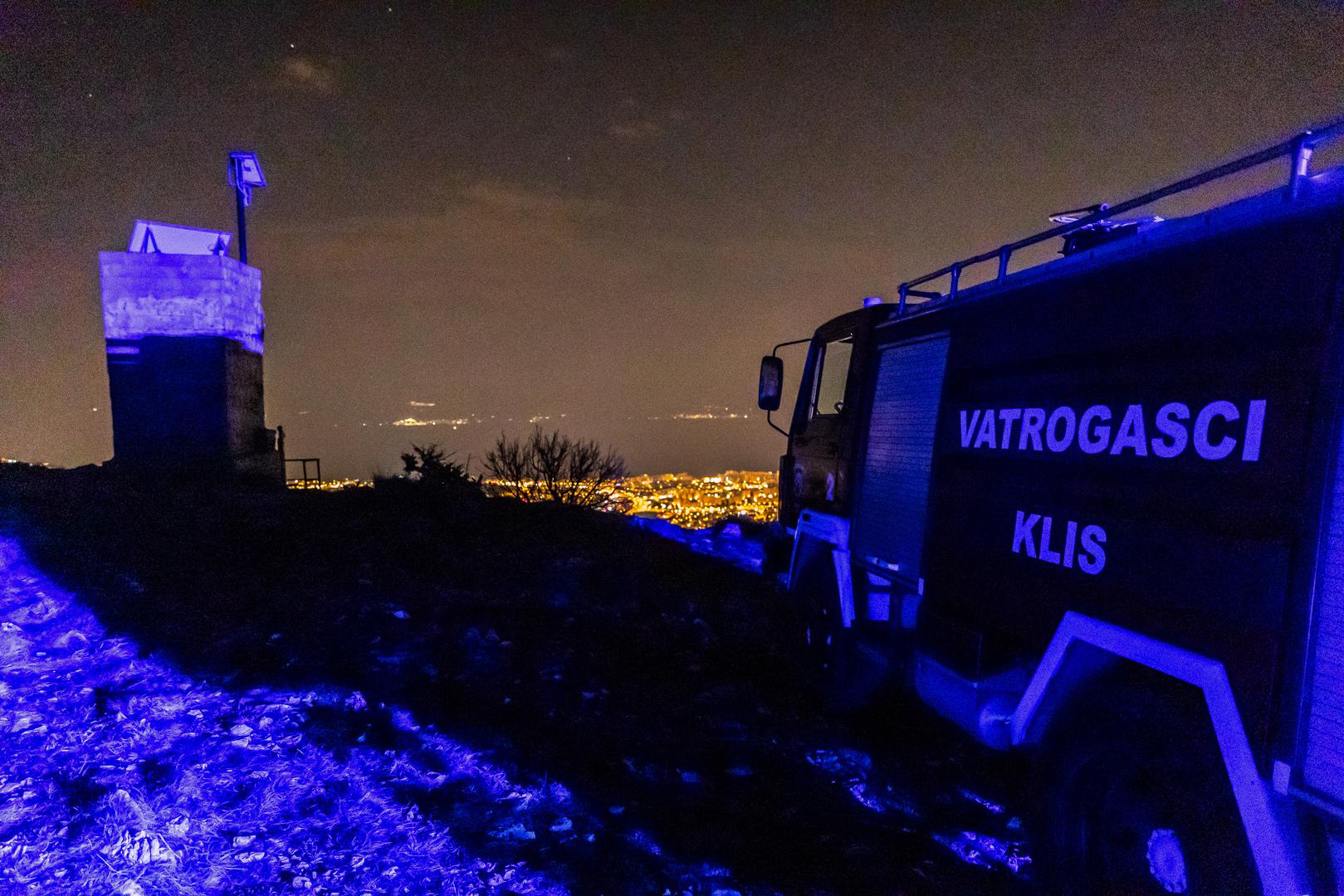 U akciji je sudjelovalo 43 vatrogasca s 15 vozila iz operativnih područja Solin, Split i Kaštela, dok su dodatne snage iz Trogira i Omiša stavljene u pripravnost.
