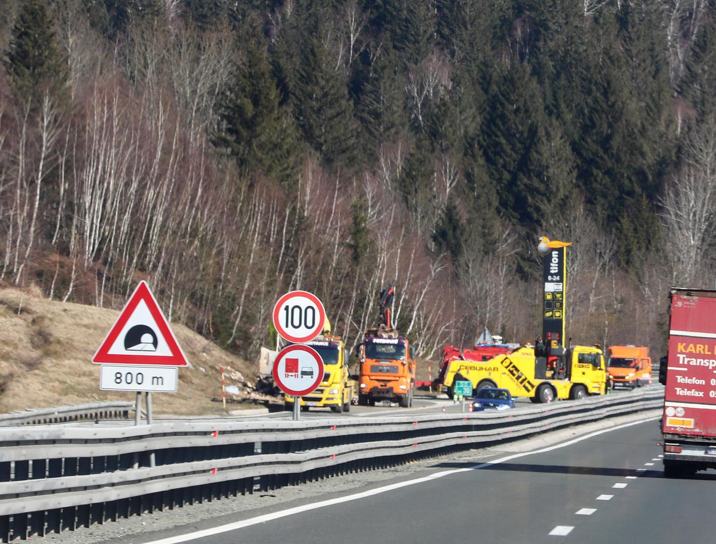 "Čula sam samo eksploziju, udarac, a vidim samo smrskan kran" rekla je svjedokinja nesreće za 24sata. 

