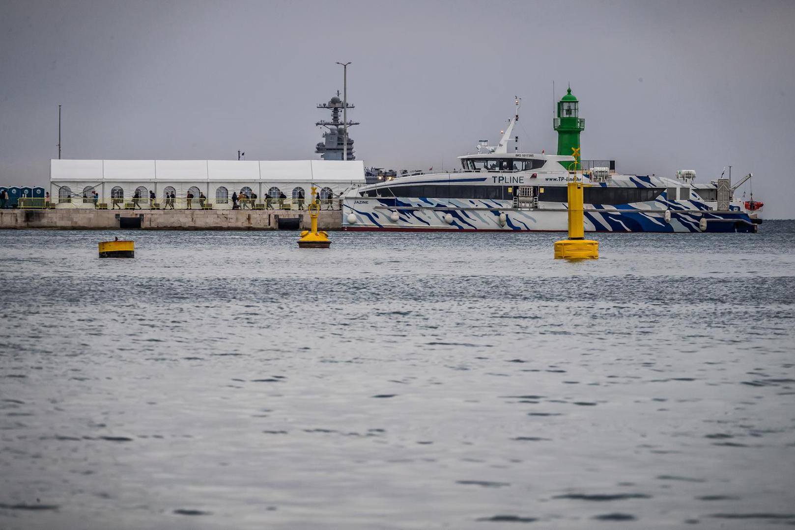 Američki nosač zrakoplova USS Gerald R. Ford usidrio se u blizini gradske luke. 