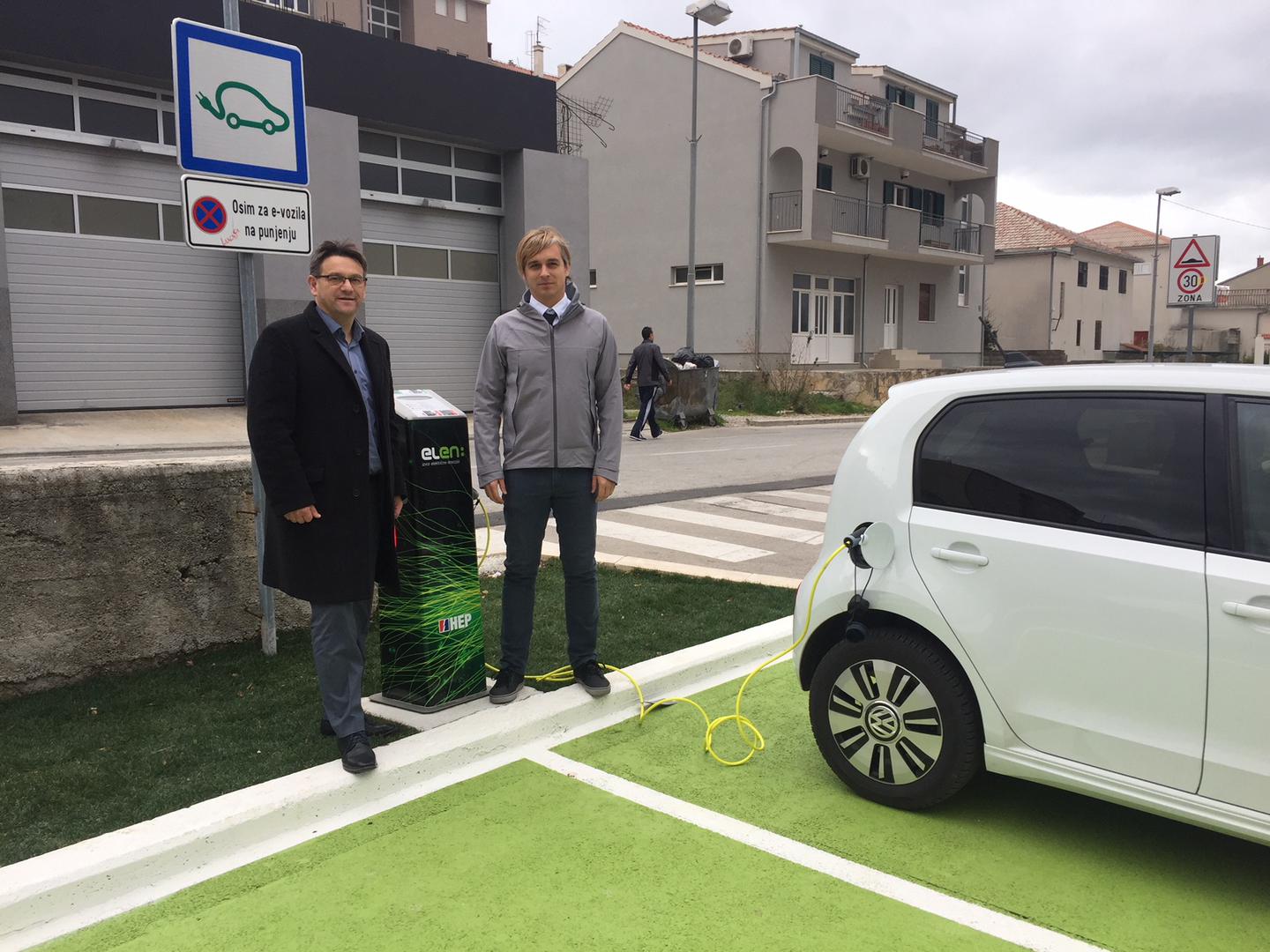 Dalibor Ninčević, gradonačelnik Grada Solina, i Domagoj Puzak, voditelj tima za eMobilnost HEP grupe na otvorenju ELEN punionice u Solinu