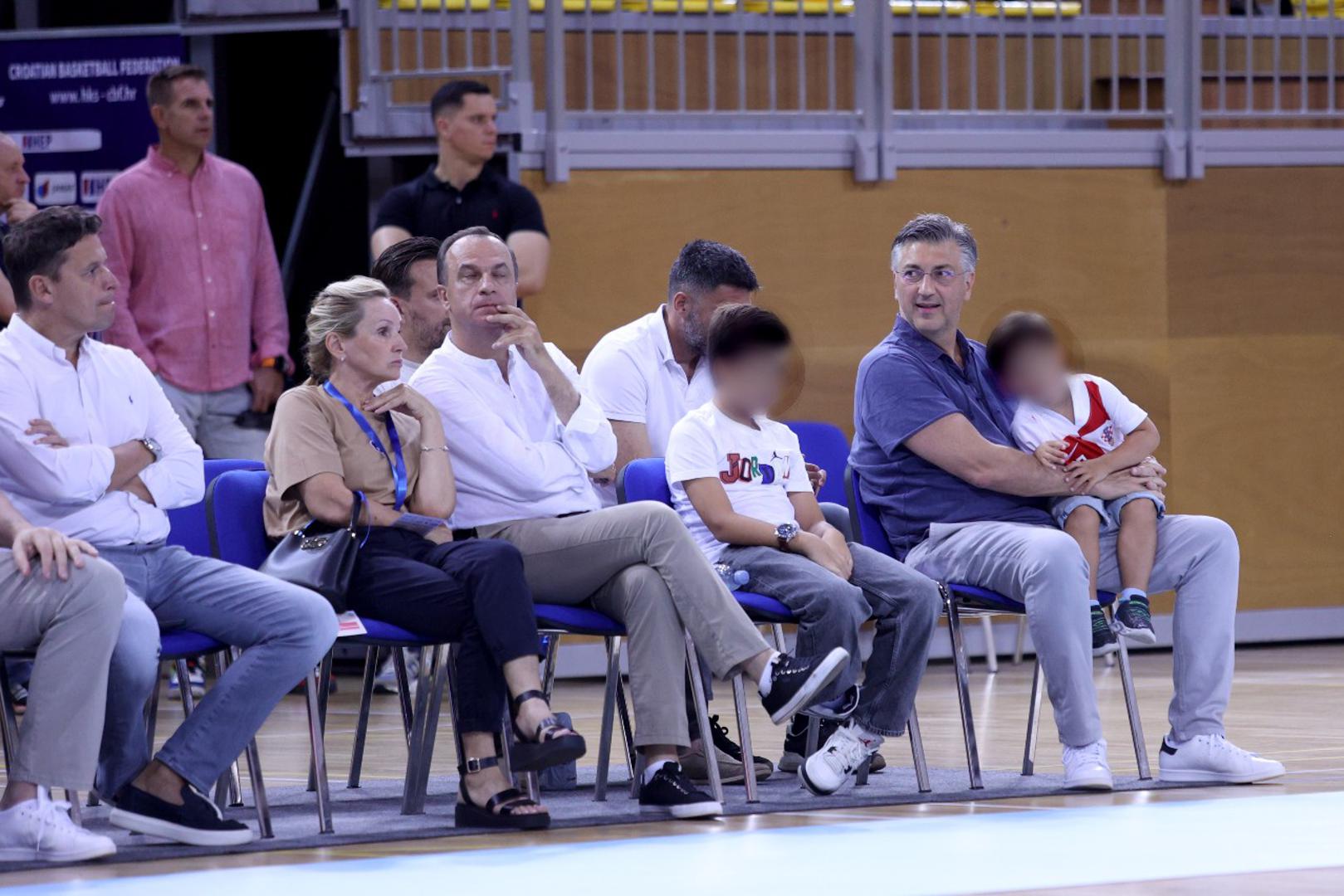 Tako je Andrej opušteno nagelirao kosu, odjenuo klasičnu modru polo majicu, svijetli jeans i bijele tenisice. S obzirom na to da ga gotovo skoro svakodnevno viđamo samo u odijelima, ovo je prava rijetkost.