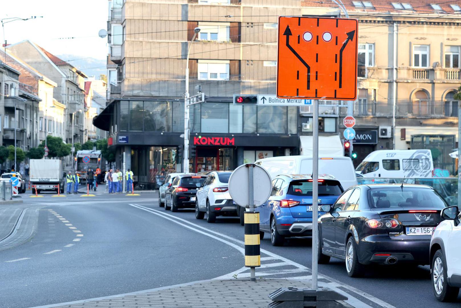 Tijekom radova neće biti moguće prometovati Domjanićevom ulicom iz smjera sjevera prema jugu. Obilazni pravci su: Petrova – Pokornoga – Mašićeva i Petrova – Kamaufova – Vlaška