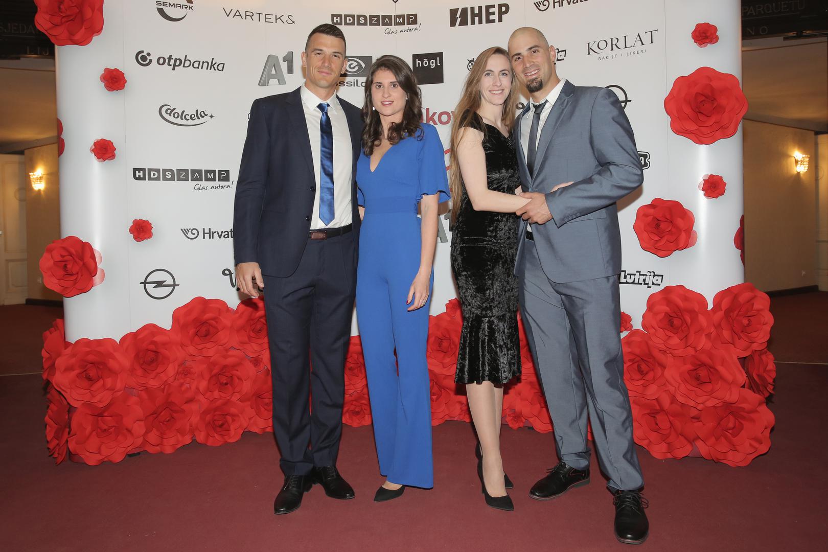 Braća Sinković u društvu svojih supruga. 