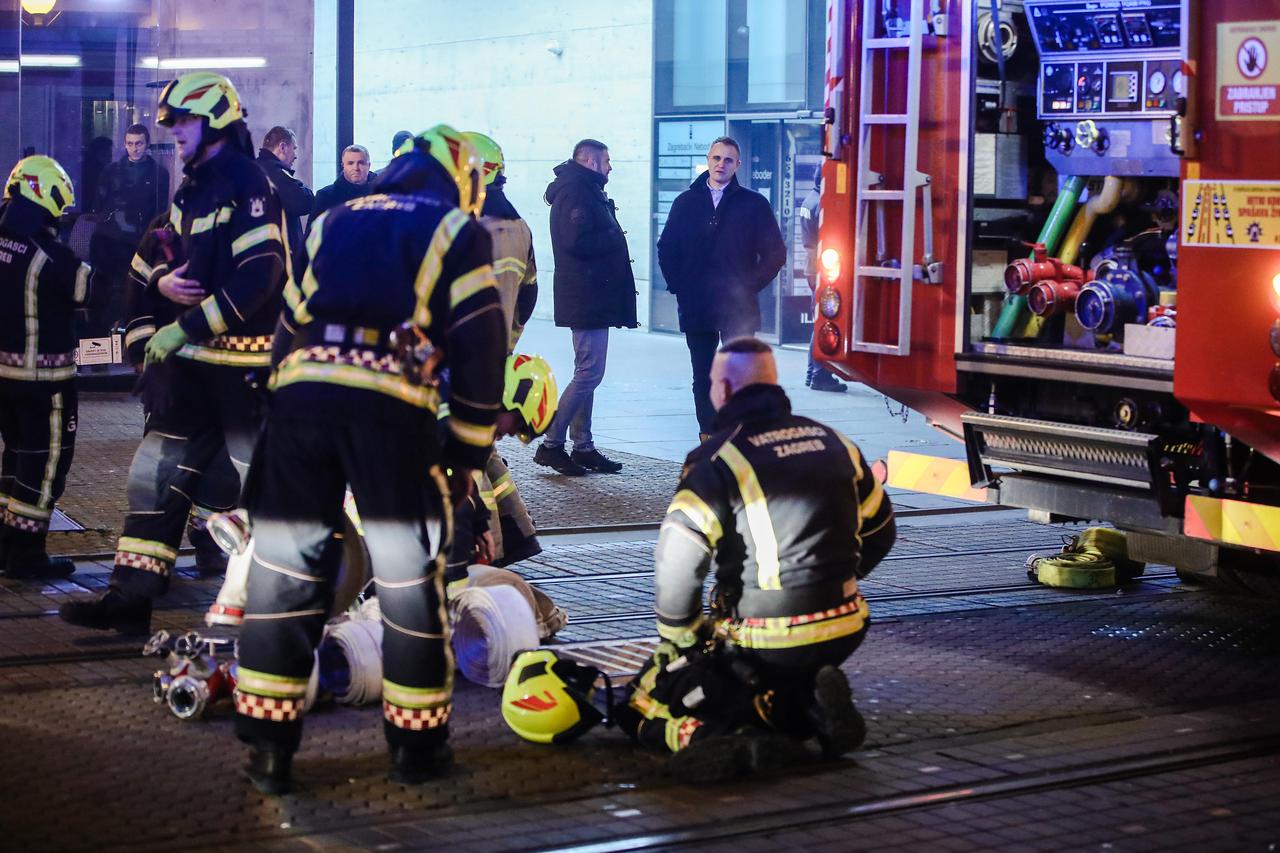 Zagreb: Vatrogasci u novogodišnjoj noći gasili požar na krovu nebodera