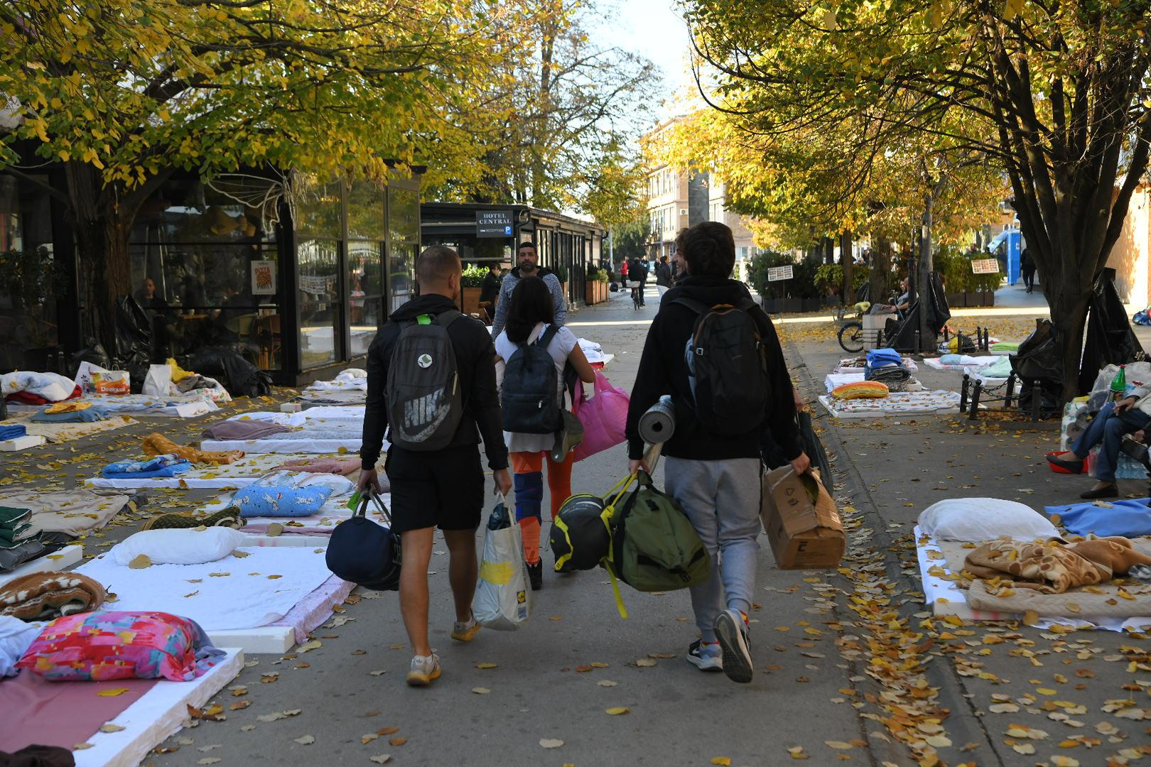 Podsjetimo, sutra će u Novom Sadu biti održan komemorativni skup na kojem će, na poziv studentskog pokreta, studenti i građani iz cijele Srbije odati počast stradalima u padu nadstrešnice na novosadskoj željezničkoj postaji prije godinu dana.