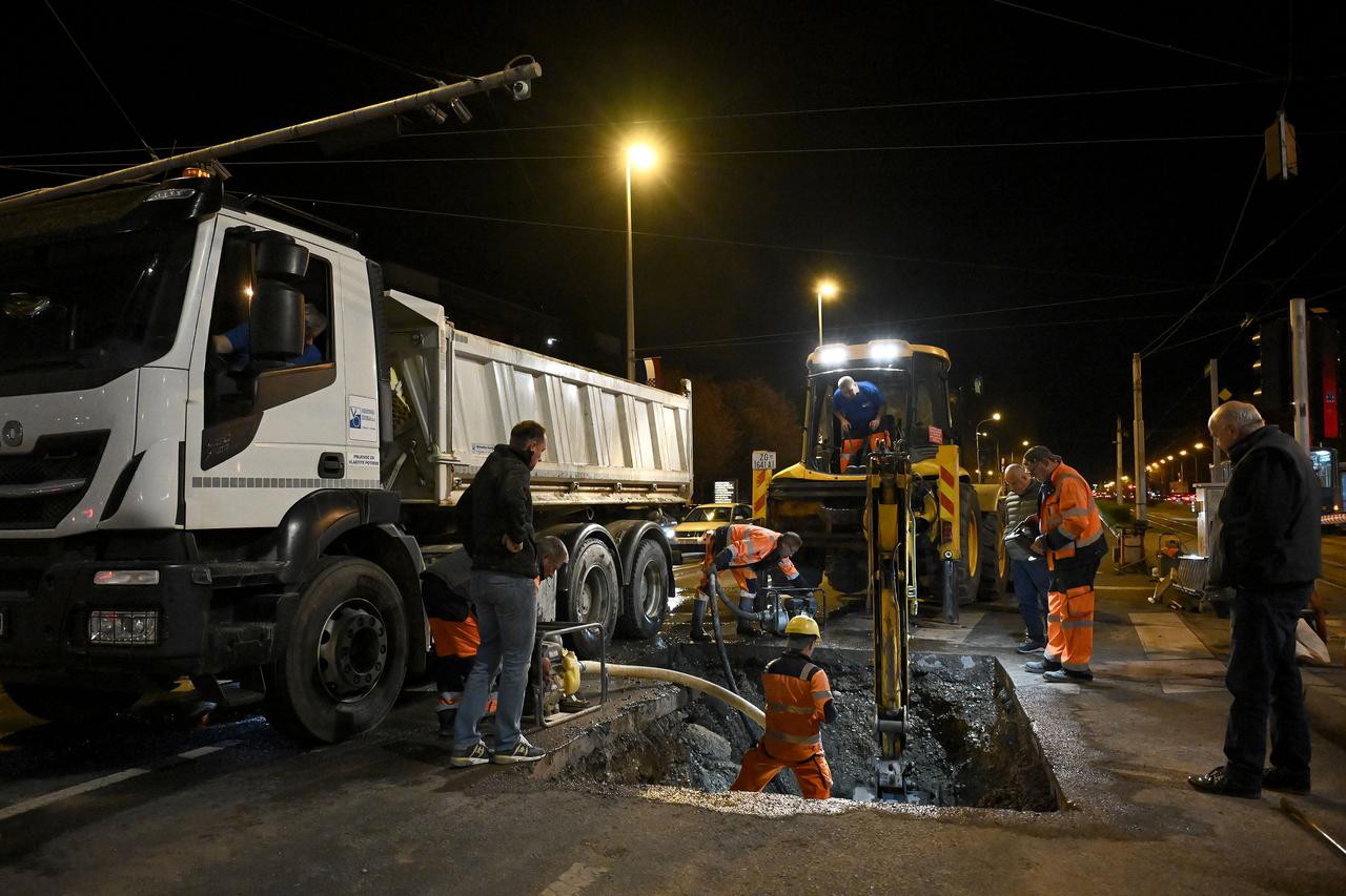 Zagreb: Pukla vodovodna cijev na križanju Vukovarske i Držićeve 