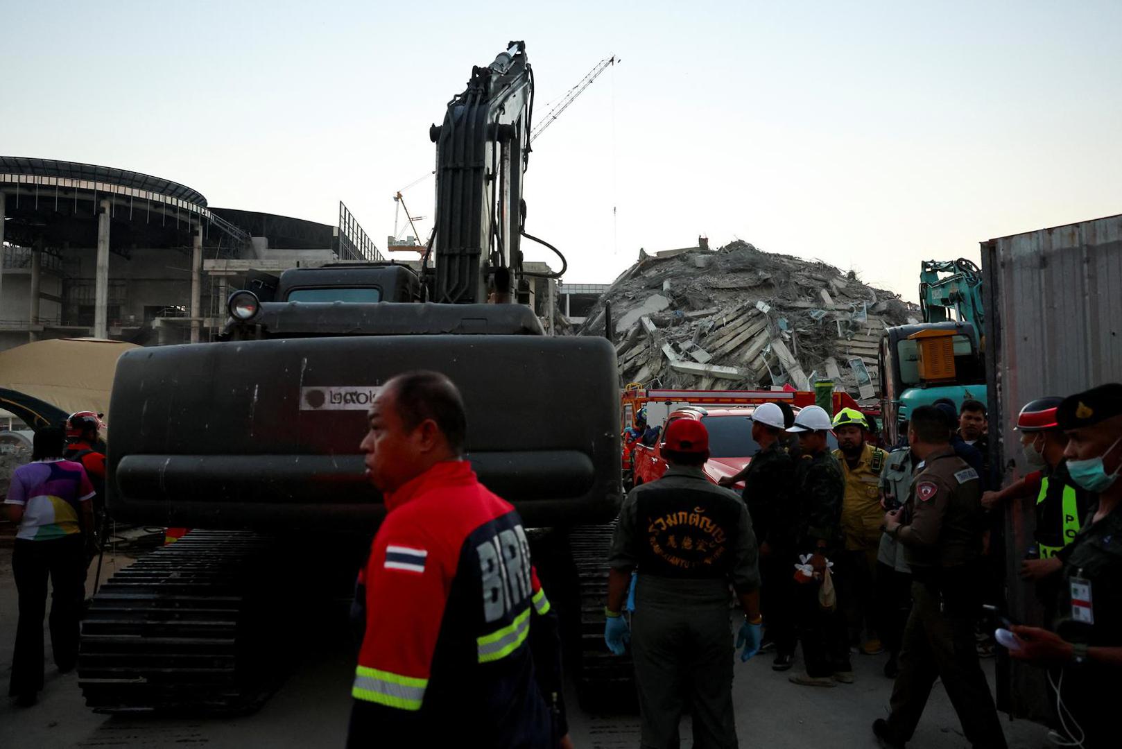 U Bangkoku se urušio neboder u izgradnji, a 70 građevinskih radnika vodi se kao nestalo. Prema ranijim informacijama, smatralo se da su nestale 43 osobe. 

