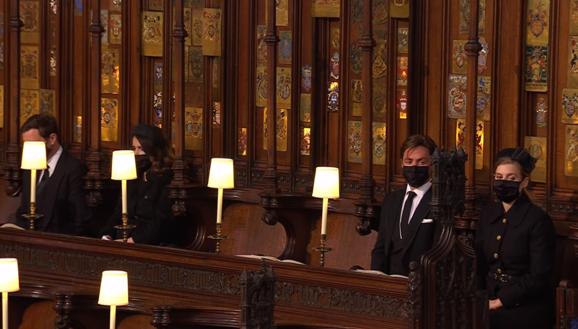 Za vrijeme ceremonije, braća su sjedili u klupama jedan preko puta drugog. Odnosno, William je sjedio sa suprugom Kate, a Harryju su se na drugoj strani pridružili princ Edward i vojvotkinja od Cornwalla Camilla. 