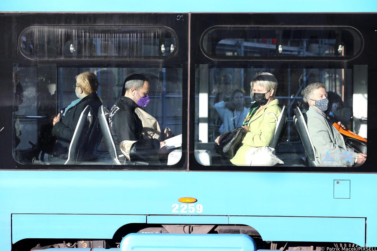 Zagreb: "Hvatanje sunca" u tramvaju u hladno zagrebačko jutro