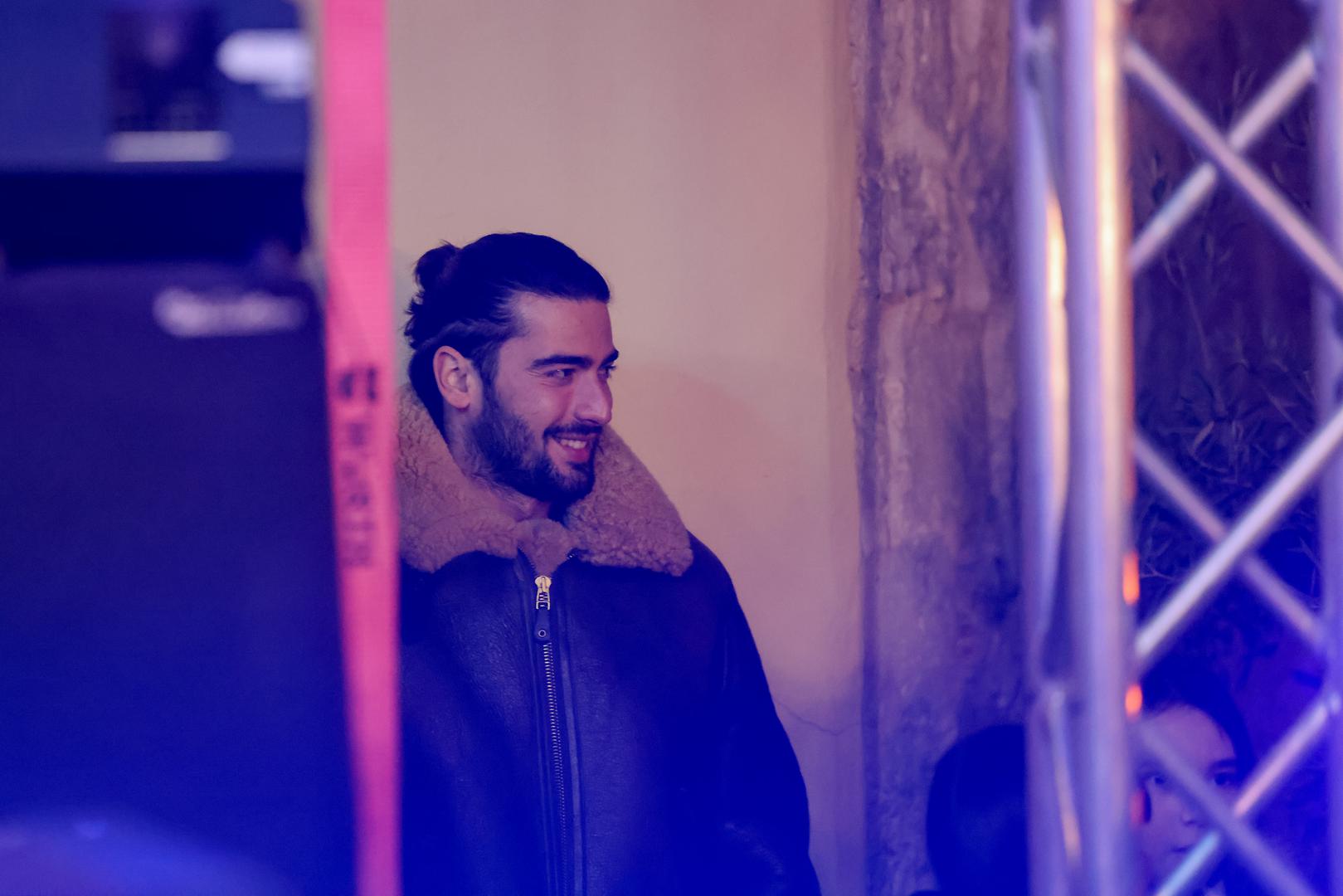 Pratio je Maju do pozornice, a onda se udaljio od gomile i pratio njezin nastup