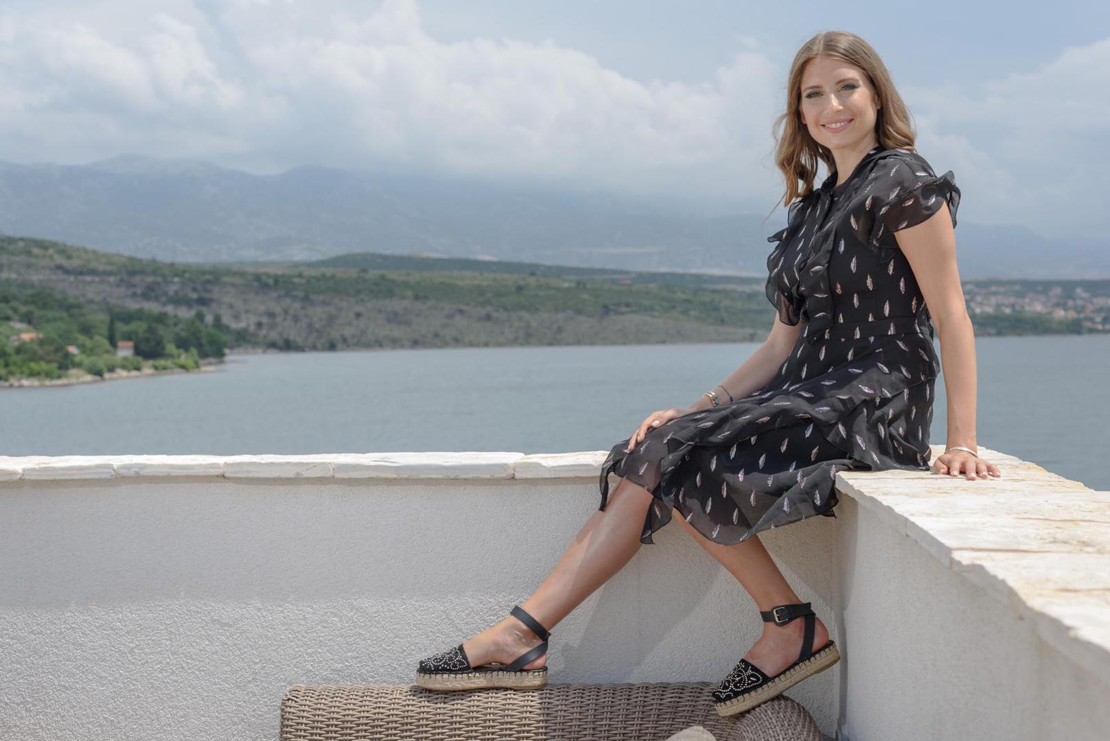 Dok je gradio svoje poslovno i privatno utočište na Jadranu, Hummels je živio skladan život sa suprugom Cathy Fischer, njemačkom influencericom, voditeljicom i modelom. 