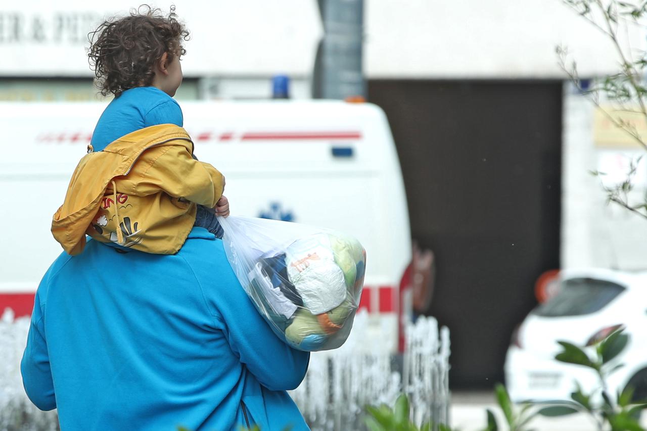Zagreb: Dječak na ramenu pomogao u nošenju vrećice