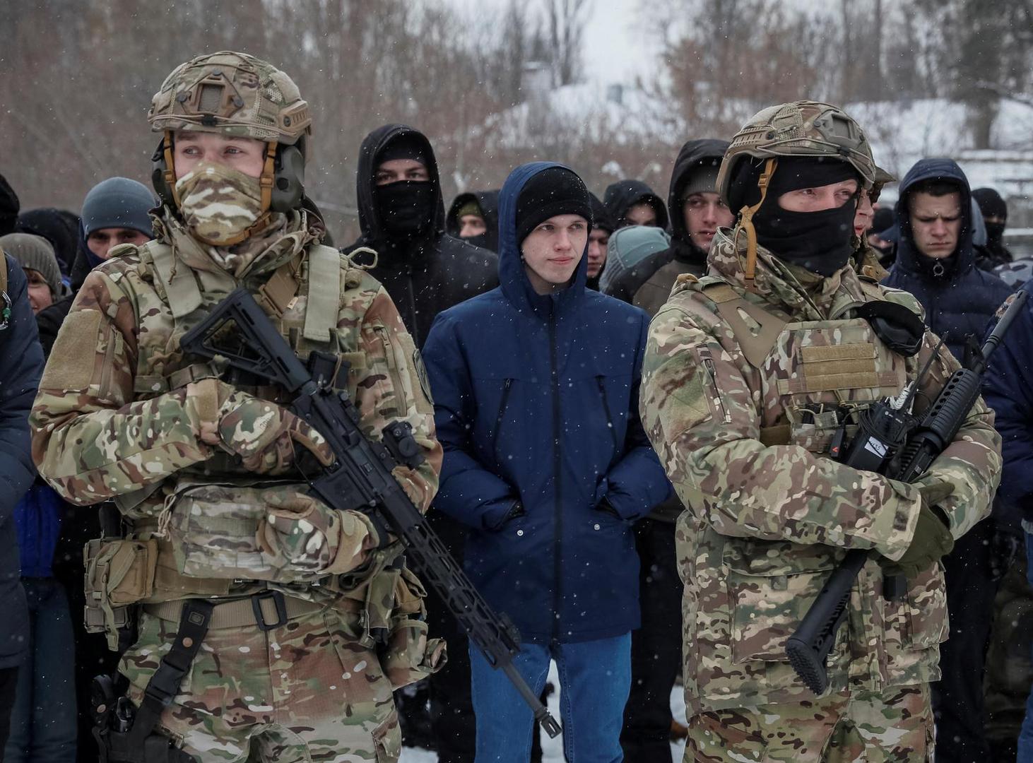 Veterans of the Ukrainian National Guard Azov battalion conduct military exercises for civilians amid threat of Russian invasion in Kyiv, Ukraine January 30, 2022. REUTERS/Gleb Garanich Photo: GLEB GARANICH/REUTERS