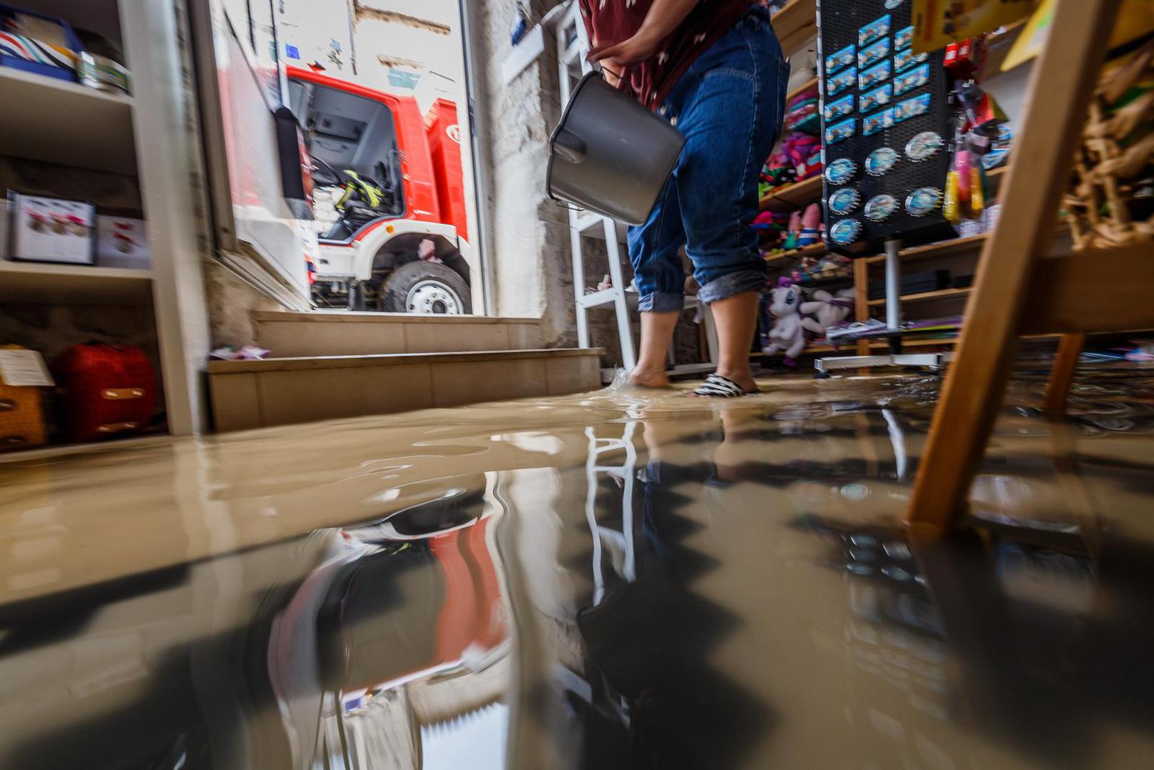 30.05.2022., Kastela - Tijekom jutra sire trogirsko i kastelansko podrucje zahvatilo je olujno nevrijeme s obilnom kisom, te su mnoge kuce i poslovni prostori poplavljeni. Photo: Zvonimir Barisin/PIXSELL