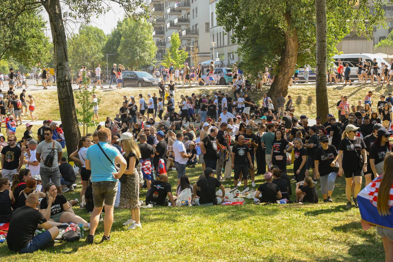 Zagreb: Obožavatelji u fan zonama gdje čekaju ulazak u Hipodrom