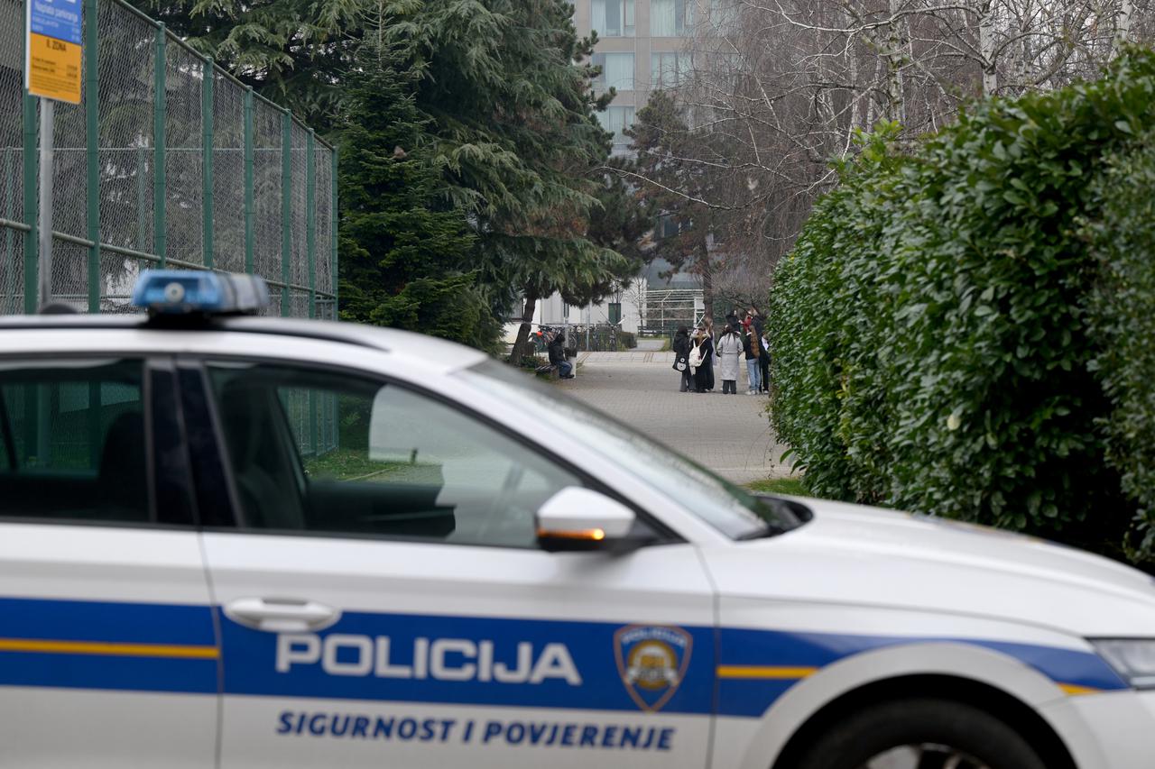 Zagreb: Policija ispred Prirodoslovne škole Vladimira Preloga zbog dojave o bombi