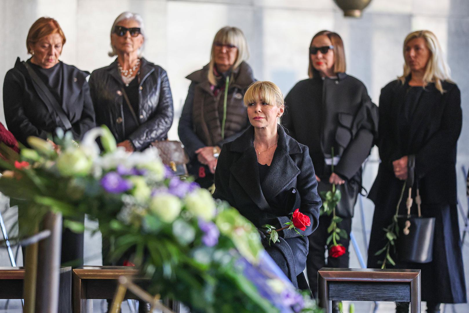 Sandra Bagarić, Loredana Bahorić, Ivica Zadro, Suzy Josipović Redžepagić, Sanja Bjedov, Silvije Degen, Joško Tešija, Zvončica Vučković, Anamarija Kronast, Boris Štajduhar, Miljenko Puljić, Miro Ungar i mnogi drugi. 