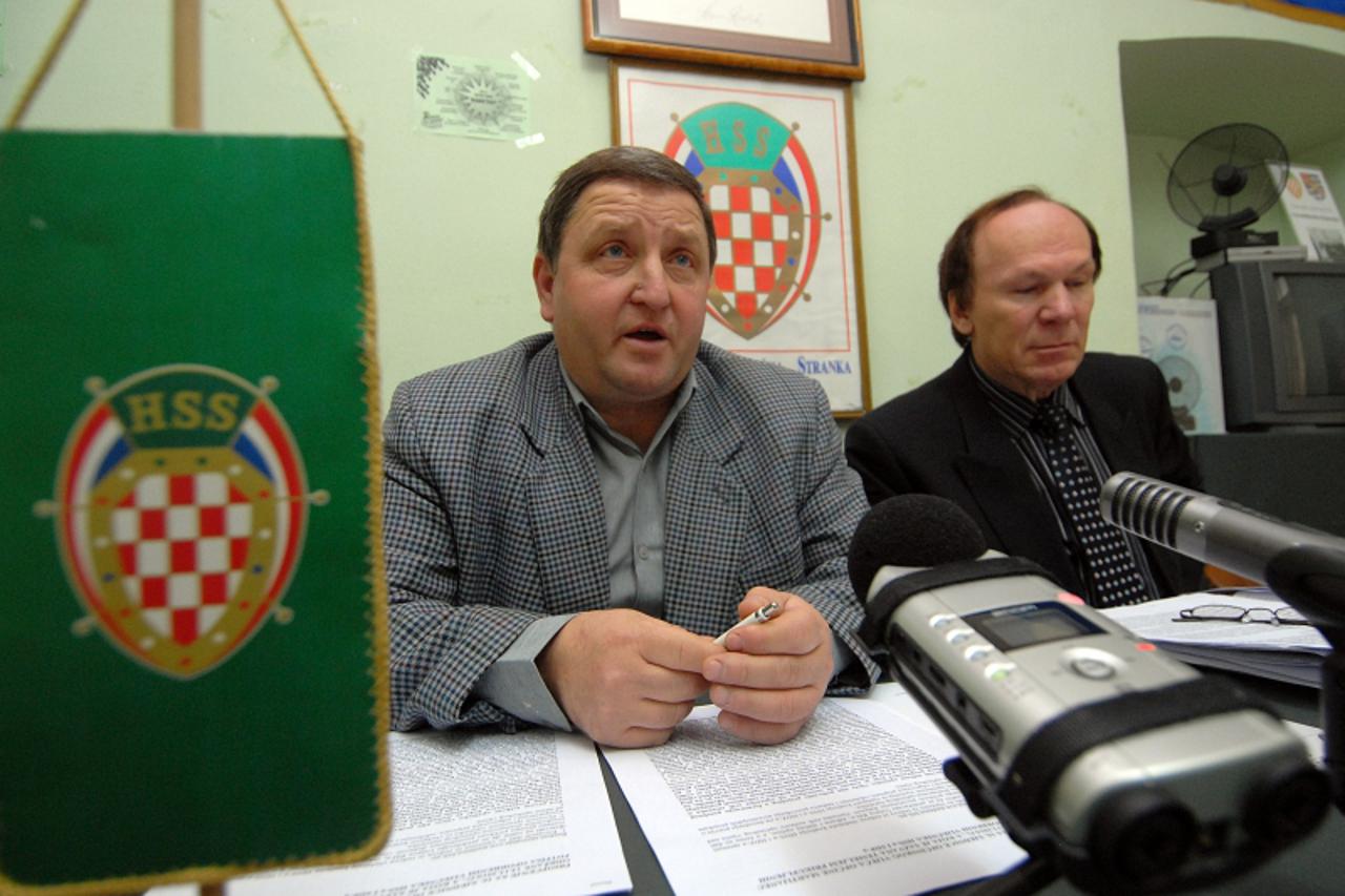 '16.12.2010. Trg Slobode, Varazdin, HSS ogranka Martijanec sazvao presicu o nepravilnostima u radu nacelnika opcine, zupanijski vijecnik Stjepan Sraga i bivsi nacelnik opcine Martijanec Franjo Golubic