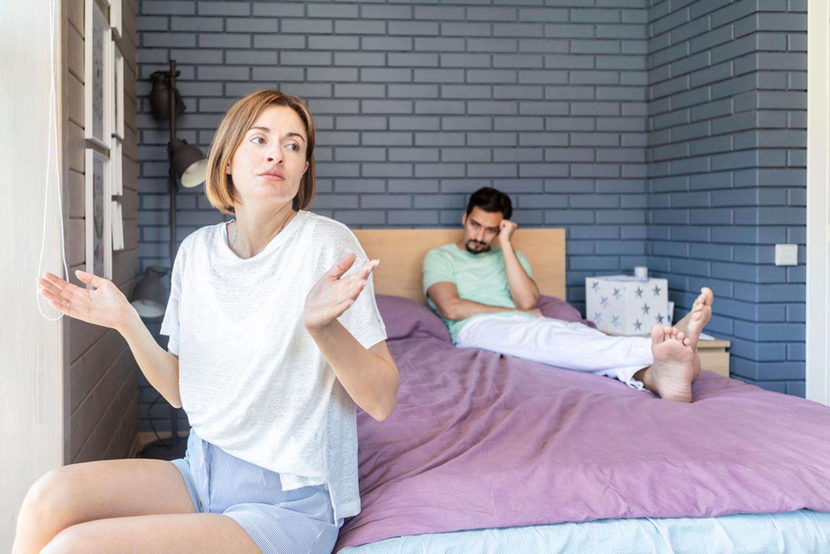 Česte isprike: Jedan od prvih znakova mogu biti česte isprike i odgađanja intimnosti. Naravno, manjak želje može biti povezan sa stresom, umorom, hormonalnim promjenama ili lošijim raspoloženjem. No, ako takva situacija traje dulje, moguće je da problem nije samo u iscrpljenosti, nego i u padu interesa za postojeću rutinu u vezi.