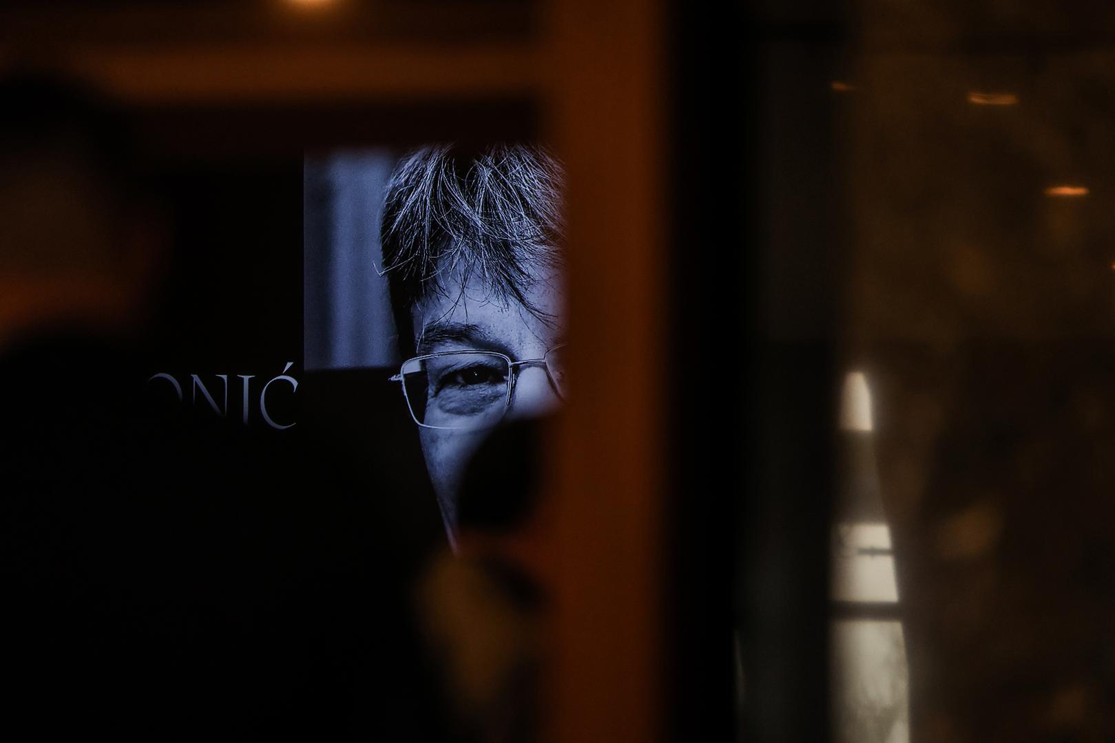 Široj javnosti od ranije poznat kao trgovački sudac koji je presudio u korist korisnika kredita u švicarskim francima Dobronić je na dužnost izabran podrškom širokog političkog spektra u vrijeme kada se pravosuđe često spominjalo kao najslabija karika hrvatskog društva.