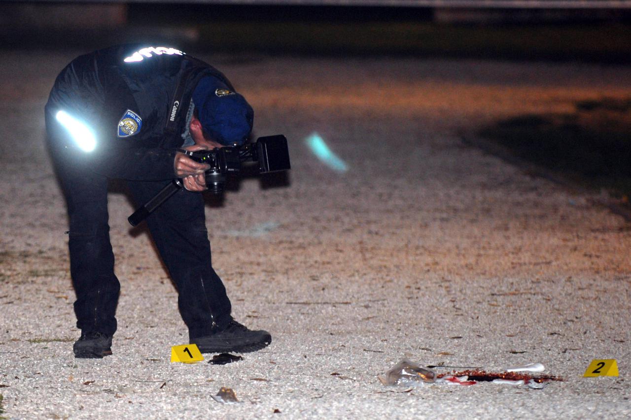 08.04.2011., Pula - Jedna je osoba tesko ranjena vatrenim oruzjem u vecernjim satima  u sredistu Pule, u Parku grada Graza. Premda je prva informacija govorila da se u tom parku dogodilo ubojstvo, Valter Opasic iz PU istarske izvijestio da je tamo jedan m